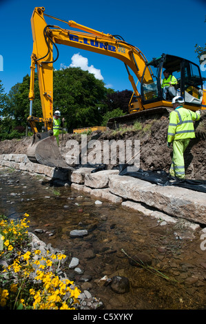 Migliorare la banca di fiume sul flusso per aiutare a prevenire le inondazioni. Foto Stock