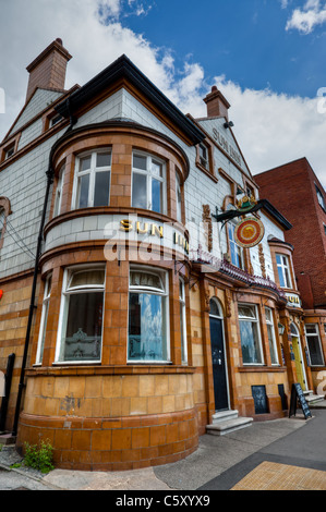 Sun Inn West Bar, Chesterfield, Derbyshire, un vecchio pub decorata con piastrelle di ceramica e le placche Foto Stock
