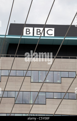 Dettaglio comprese BBC segno su un edificio del nuovo sviluppo della BBC, MediaCityUK , a Salford, Manchester, Regno Unito. Foto Stock