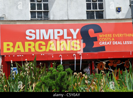 Rosso grande trasandato shop segno dicendo semplicemente occasioni su una corsa verso il basso edificio in West Bromwich High Street Foto Stock
