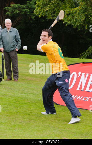 Hurler prendendo parte ad "Poc ar un Cnoc' - The Stormont Poc Fada Foto Stock