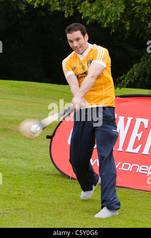 Hurler prendendo parte ad "Poc ar un Cnoc' - The Stormont Poc Fada Foto Stock