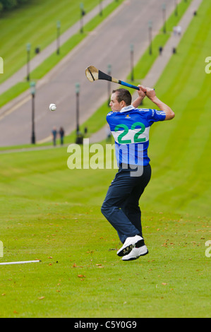 Hurler prendendo parte ad "Poc ar un Cnoc' - The Stormont Poc Fada Foto Stock