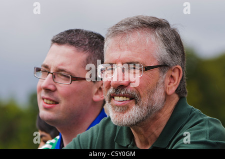 Gerry Adams e Niall O Donnghaile guarda il "Poc ar un Cnoc' - The Stormont Poc Fada Foto Stock
