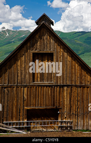 Il vecchio fienile spiovente sul Cold Spring Ranch vicino a Crested Butte, Colorado, STATI UNITI D'AMERICA Foto Stock