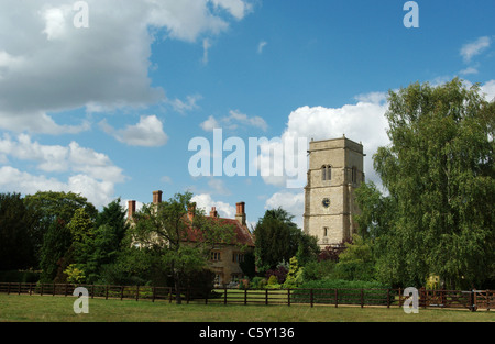 Manor Farm accanto alla chiesa di San Giovanni Evangelista nel villaggio di Wicken, Northamptonshire, Regno Unito; entrambi gli edifici risalgono al 17 ° secolo. Foto Stock