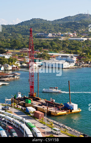 Gru chiatta ormeggiata al centro nave da crociera Port sull isola di Roatan in Honduras Foto Stock