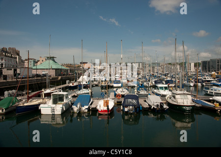 Una vista della marina presso il Barbican, Plymouth Devon, preso in estate con barche a vela di tutte le forme e dimensioni. Foto Stock
