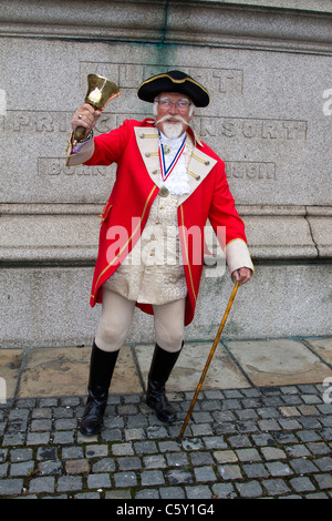 Town Crier Don Evans (MR), Annuncio, uomo, messaggio, persone, annuncio, inglesi, Inghilterra, bell, fattorino, inglese, uomo vecchio, uniforme, intreccio, carnevale, rivestire, comunicazione, costume, banditore, Fancy Dress, oro, figura storica campana che squilla presso il Gay Pride Festival 2011, Liverpool, Merseyside, Regno Unito Foto Stock