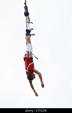 Bungee ponticello da una gru sul molo su Refshaleøen nel porto di Copenhagen, Danimarca Foto Stock