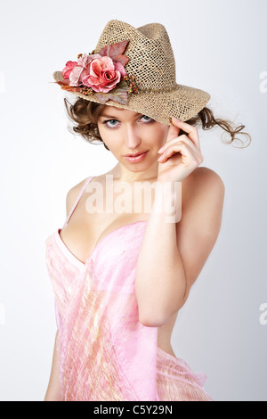 Giovane donna nel cappello di paglia. Foto Stock