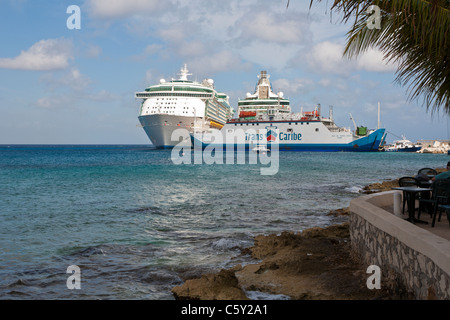 Transcaribe car ferry boat ancorata di fronte a navi da crociera al porto di Cozumel, Messico nel Mar dei Caraibi Foto Stock