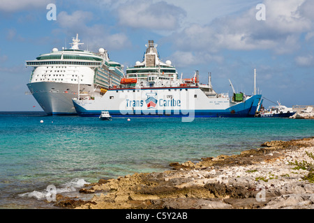 Transcaribe car ferry boat ancorata di fronte a navi da crociera al porto di Cozumel, Messico nel Mar dei Caraibi Foto Stock