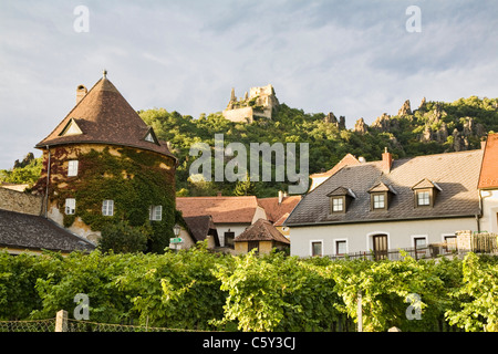 La città storica di Durnstein e la sua reliquia castello sopra lungo il fiume Danubio, Austria. Foto Stock