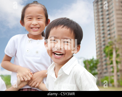 Dei bambini felici nel parco della città Foto Stock