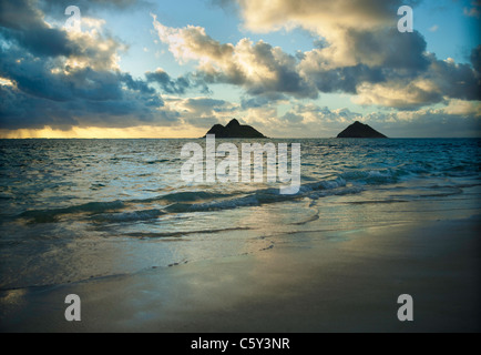 Sunrise a Lanikai Beach sul lato sopravento Oahu costa, isole Mokolua in distanza. Foto Stock