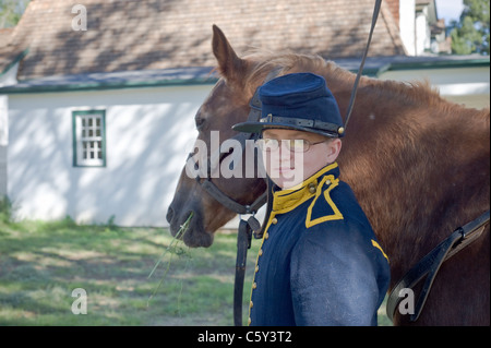 La guerra civile soldato di cavalleria-boy con il suo monte a Fort Stanton Live rievocazione storica, Fort Stanton, Lincoln County, Nuovo Messico. Foto Stock