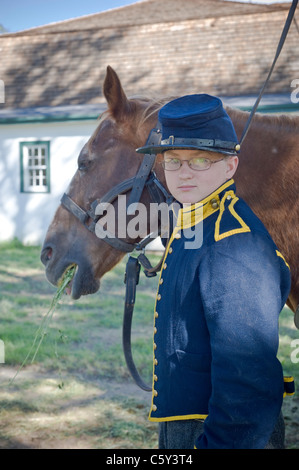 La guerra civile soldato di cavalleria-boy con il suo monte a Fort Stanton Live rievocazione storica, Fort Stanton, Lincoln County, Nuovo Messico. Foto Stock