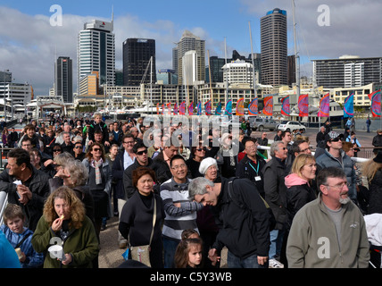 La folla in attesa del Wynyard attraversando ponte per aprire, Viaduct Harbour, Auckland Nuova Zelanda Foto Stock