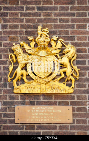 Royal Warrant & stemma reale sui locali del mercante di vino Justerini & Brooks Ltd business di proprietà di Diageo in St James Street Londra Inghilterra REGNO UNITO Foto Stock