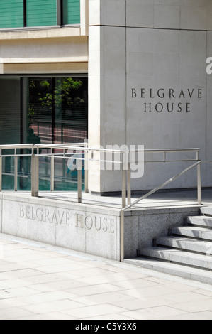 Belgrave House una volta Google ufficio di Londra e passaggi di entrata Victoria Londra Inghilterra REGNO UNITO Foto Stock