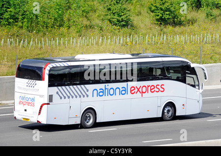 Autobus National Express vista laterale e posteriore guida sull'autostrada M25 Essex Inghilterra UK Foto Stock