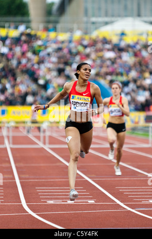 Kaliese Spencer vincere 400m Ostacoli alla gara di Aviva London Grand Prix, il Crystal Palace di Londra. Agosto 2011 Foto Stock