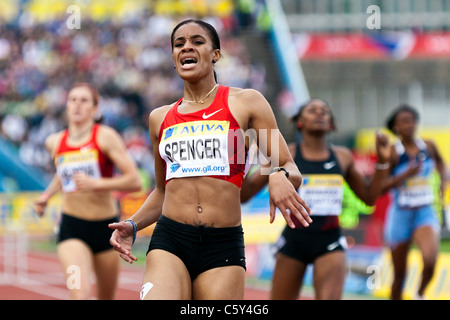 Kaliese Spencer vincere 400m Ostacoli alla gara di Aviva London Grand Prix, il Crystal Palace di Londra. Agosto 2011 Foto Stock