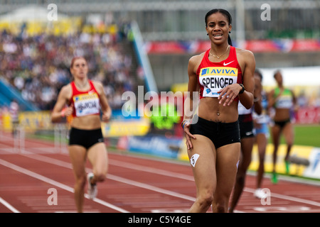 Kaliese Spencer vincere 400m Ostacoli alla gara di Aviva London Grand Prix, il Crystal Palace di Londra. Agosto 2011 Foto Stock