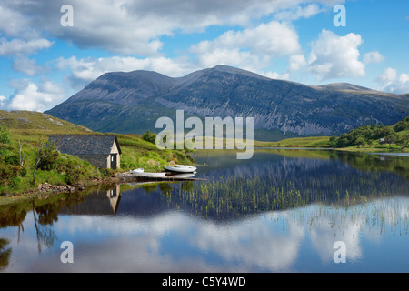 Casa-barca sul Loch Stack con Arkle in distanza, Sutherland, Highland, Scotland, Regno Unito Foto Stock