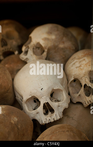 Teschi del genocidio cambogiano vittime dei campi di sterminio in Cheung Ek, Phnom Penh Foto Stock