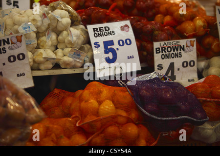 Frutta e verdura fresca sul display a Paddy's Mercato in Sydney Australia Foto Stock
