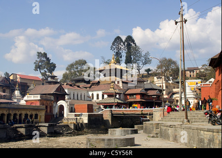 Tini di cremazione lungo il sacro fiume Bagmati, Pashupatinat, Kathmandu, Nepal Foto Stock