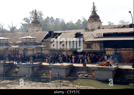 Tini di cremazione lungo il sacro fiume Bagmati, Pashupatinat, Kathmandu, Nepal Foto Stock