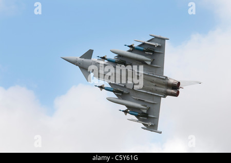 Militare Britannica jet da combattimento il BAE Systems Eurofighter Typhoon numero ZJ700 gira a destra subito dopo il decollo da visualizzare Foto Stock