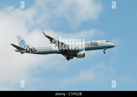 Embraer 195 twinjet G-FBEG dal British linea aerea commerciale FlyBe fa un fly pass al 2011 International Air Tattoo Foto Stock