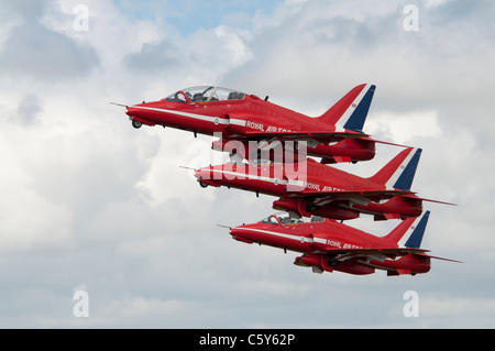 Tre inglesi Hawk T1 jet militari da frecce rosse aerobatic team di visualizzazione di decollo in formazione per visualizzare al 2011 RIAT Foto Stock