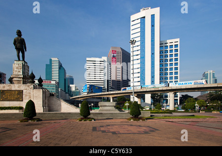 Rama Vi statua nel Parco Lumphinee, Bangkok, Thailandia Foto Stock