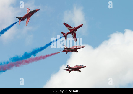 Militare inglese aerobatic team display frecce rosse eseguire una formazione a rompere il 2011 Royal International Air Tattoo RAF Foto Stock