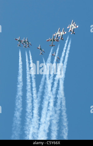 L'Aeronautica Militare Italiana aerobatic team display Il Frecce Tricolori eseguire un impressionante formazione diviso verticalmente di arrampicata Foto Stock