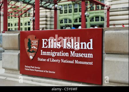 La placca al di fuori di Ellis Island immigrazione Museum di New York, Stati Uniti. Foto Stock