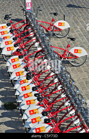 Parcheggio biciclette rosso in una delle stazioni di velo a città di Anversa, Belgio Foto Stock