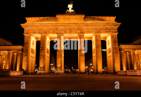 La Porta di Brandeburgo a Berlino di notte Foto Stock