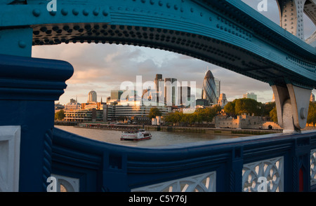 Vista del quartiere finanziario di Londra, vista dal ponte di Londra, Regno Unito. Foto Stock