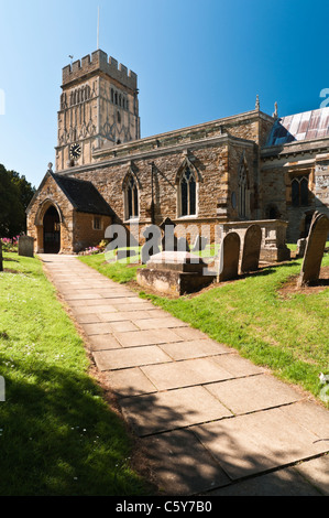 Chiesa di tutti i santi a Earls Barton con il suo altamente decorato torre sassone, Northamptonshire, Inghilterra Foto Stock