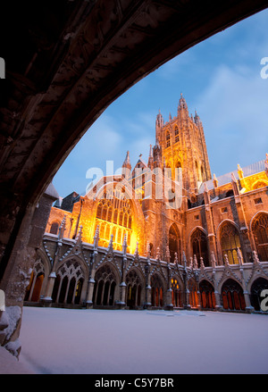 La Cattedrale di Canterbury e coperto di neve al crepuscolo in Canterbury Kent, Regno Unito. Foto Stock