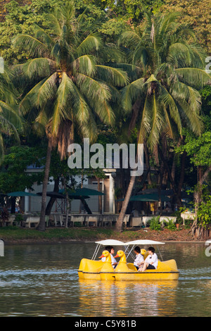 Pedalando nel Parco Lumphinee, Bangkok, Thailandia Foto Stock