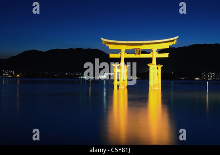 L'isola di Miyajima, la famosa Otori Floating Gate nella Prefettura di Hiroshima, Giappone. Foto Stock