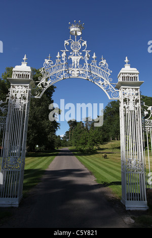 Cholmondeley Castle Gardens. Il XVIII secolo il Grade II* elencati Robert Bakewell gates a Cholmondeley Castle. Foto Stock