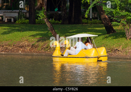 Una coppia in un pedale barca nel Parco Lumphinee, Bangkok, Thailandia Foto Stock